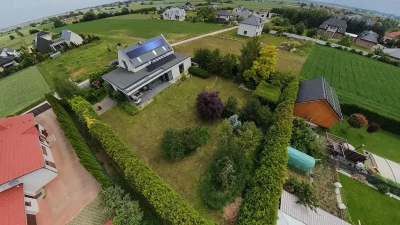 Dom i działka 1569 m² z lotu ptaka na tle Lusowa