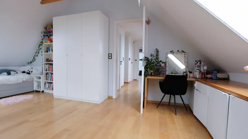 Zabudowana szafa i garderoba na poddaszu z toaletką